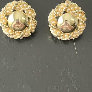 ONE PRE-OWNED PAIR OF GOLDTONE AND FAUX PEARLS CLIP ON EARRINGS CTM2